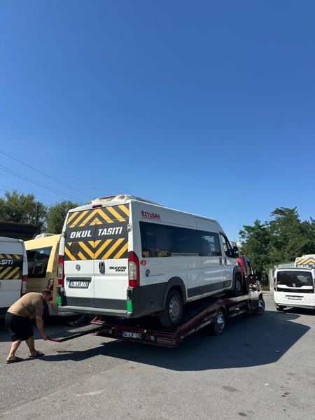 Okul servisi minibüs çekici ile taşınıyor